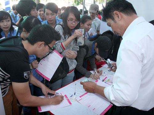 Sinh viên Trường CĐ Kỹ thuật Cao Thắng đăng ký tìm việc trong ngày hội việc làm do trường tổ chức 