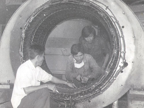 Các kỹ sư, công nhân sửa chữa khắc phục máy móc của Nhà máy nước Thủ Đức sau năm 1975 