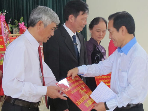 Ông Vương Huy Huê trao tặng Quỹ khuyến học, Quỹ xây dựng nông thôn mới xã Quảng Văn 150 triệu đồng