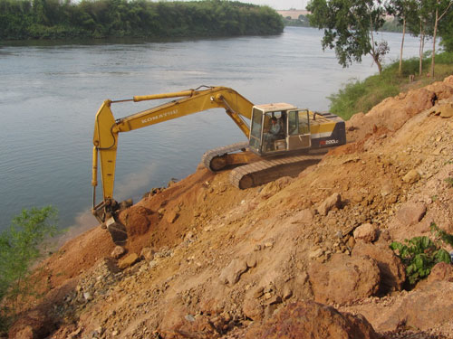 Chính quyền xã Tân An cho máy cuốc múc đất dưới sông Đồng Nai ngày 24.4