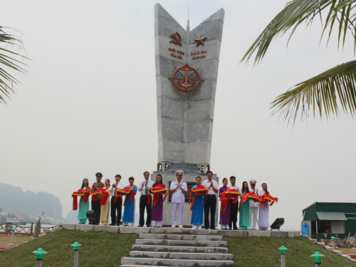  Các đại biểu đại diện cho Bộ Tư lệnh Hải quân và Ủy ban nhân dân tỉnh Quảng Ninh cắt băng khánh thành.