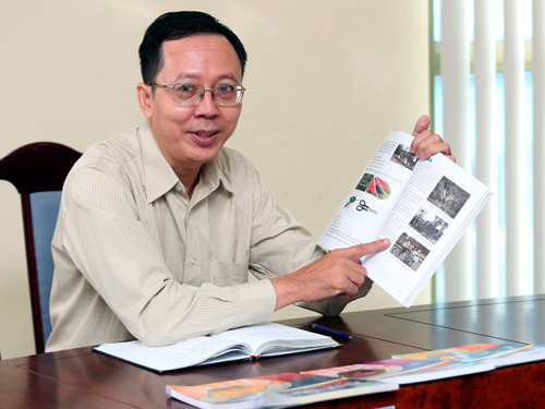 Ông Phạm Ngọc Tiến - Phó phòng Giáo dục trung học Sở GD-ĐT, cũng là người thầy say mê viết sách 