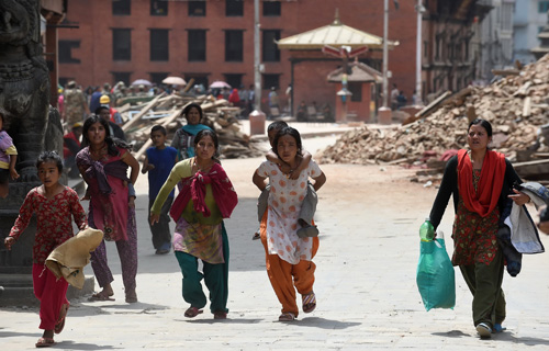 Người dân Kathmandu hoảng hốt trước đợt dư chấn mới ngày 26.4