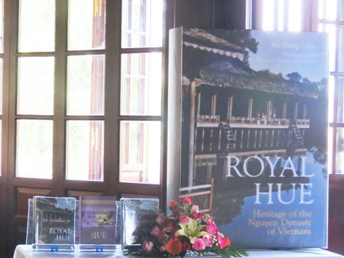  Hoàng cung Huế, Di sản của triều Nguyễn ở Việt Nam, xuất bản đầu năm 2015 dưới sự bảo trợ của Công ty TNHH River Books (Thái Lan)