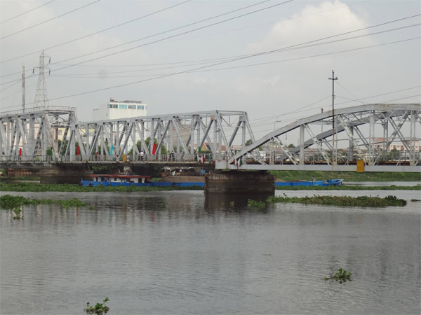 Cầu đường sắt Bình Lợi hiện có tĩnh không thông thuyền quá thấp, cản trở ghe thuyền lưu thông.
