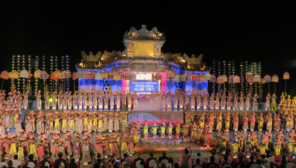 Chương trình nghệ thuật đêm khai mạc chính thức mở màn cho 5 ngày đêm lễ hội Festival làng nghề truyền thống Huế 2015
