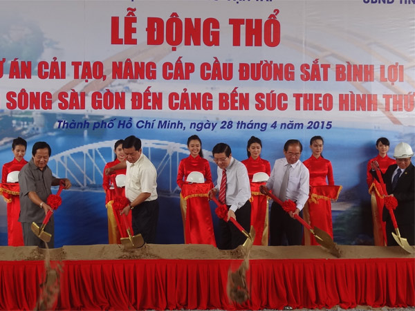 Bộ trưởng Đinh La Thăng cùng lãnh đạo tỉnh Bình Dương và TP.HCM thực hiện nghi thức động thổ dự án.