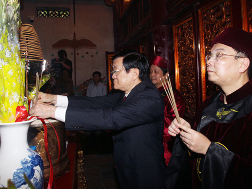 Chủ tịch nước Trương Tấn Sang dâng hương tưởng niệm các vua Hùng tại Đền Thượng 