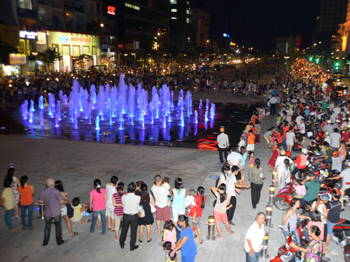 Người dân xem nhạc nước trên phố đi bộ Nguyễn Huệ 
