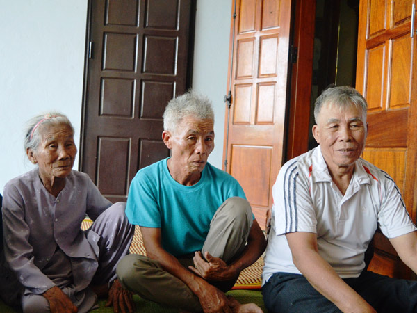Ba chị em ông Hương (áo trắng), bà Ngùy (chị gái đầu) và ông Khanh 