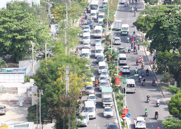 Xe ô tô nối đuôi nhau trên đường Trần Phú sáng 30.4 