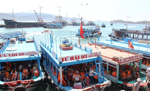 Tàu du lịch liên tục xuất bến đưa khách tham các đảo trên vịnh Nha Trang 