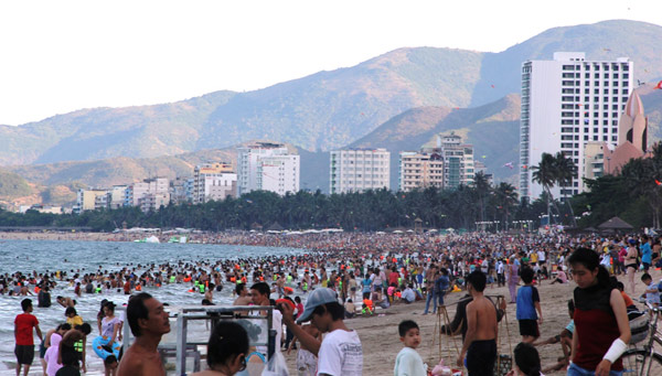 Bãi biển Nha Trang đông nghịt người vào mỗi chiều trong dịp lễ 