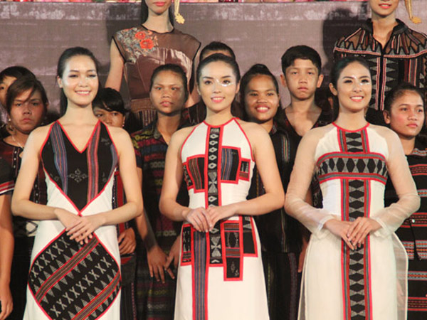 Ba cô hoa hậu Việt Nam gồm Kỳ Duyên, Thùy Dung và Ngọc Hân trong các mẫu sản phẩm lấy cảm hứng và chất liệu chủ đạo từ zèng A Lưới 