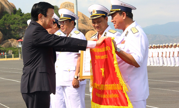  Chủ tịch nước Trương Tấn Sang trao tặng danh hiệu Anh hùng lực lượng vũ trang nhân dân cho HQNDVN 