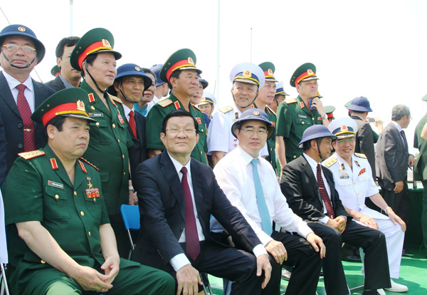 Chủ tịch nước cùng các đại biểu duyệt đội hình trên biển của các lực lượng HQNDVN