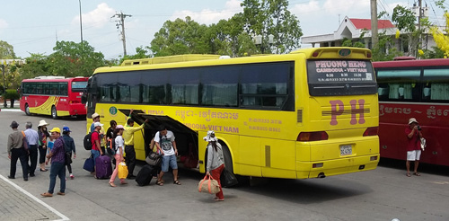 Khách du lịch lên xe sau khi làm thủ tục tại Cửa khẩu quốc tế Mộc Bài