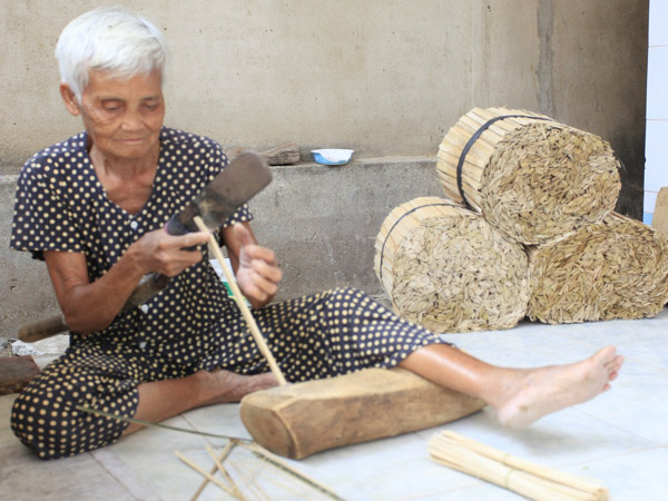 Bà Bùi Thị Bạch có hàng chục năm theo nghề chẻ tăm nhang