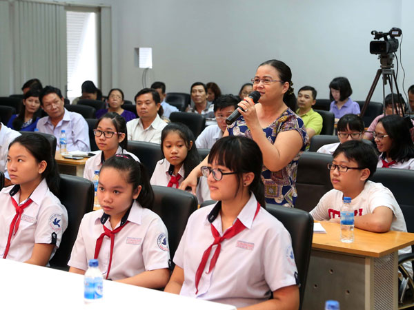 Rất đông phụ huynh tham gia chương trình tư vấn trực tuyến “Đăng ký nguyện vọng chính xác vào lớp 10” do Báo Thanh Niên tổ chức chiều qua (4.5) 