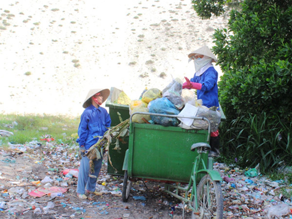 Tổ thu gom rác xã Hải Dương thu gom rác thải 