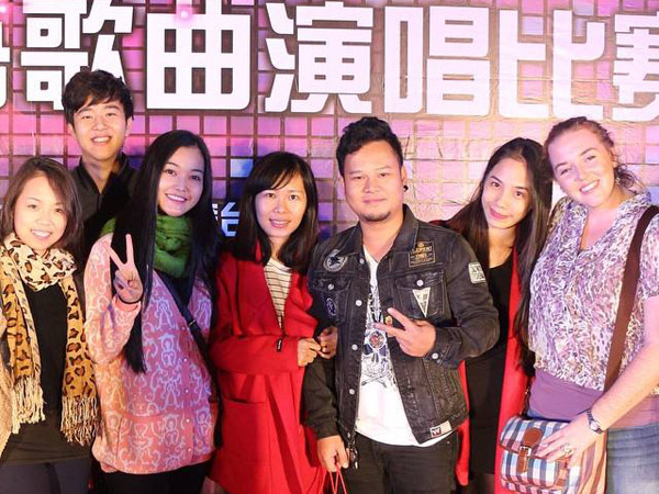 Y Garia (thứ 3 từ phải sang) cùng bạn bè quốc tế trong cuộc thi Tiếng hát các nước Asean do Trung Quốc tổ chức năm 2014
