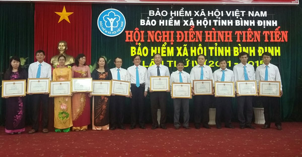 Các cá nhân có thành tích xuất sắc trong phong trào thi đua nhận Bằng khen của BHXH VN tại Hội nghị điển hình tiên tiến BHXH tỉnh Bình Định giai đoạn 2011-2015.