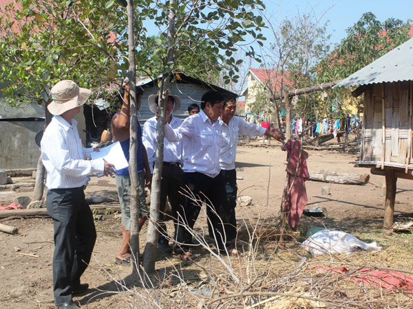  Cán bộ Chi cục Thú Y Ninh Thuận tiếp xúc các hộ có gia súc bị chết bất thường 