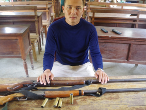  Trần Văn Lâm (45 tuổi) một người trong nhóm lâm tặc bị bắt giữ cùng với tang vật 2 khẩu sung C Líp và đạn tự chế 
