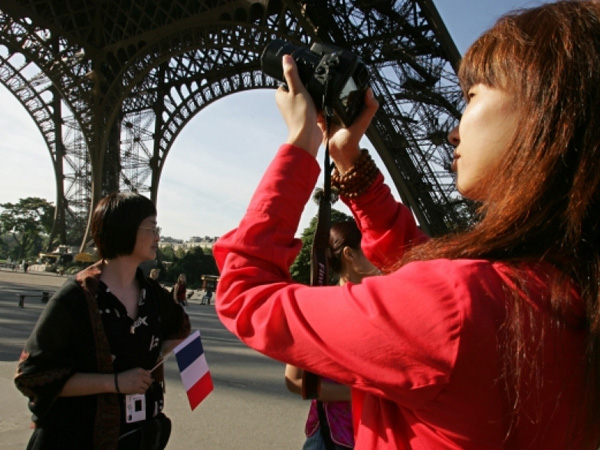 Du khách Trung Quốc tham quan tháp Eiffel ở Paris, Pháp 