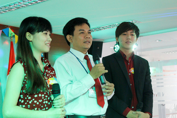 Th.S Nguyễn Văn Mỹ (giữa) - Giảng viên SIU đồng hành cùng các bạn sinh viên trong chương trình