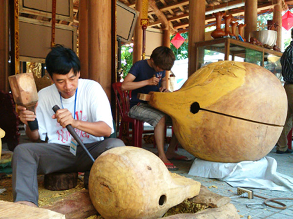 Theo nghệ nhân Lê Thanh Liêm (áo trắng), một chiếc mỏ chất lượng không chỉ đẹp bên ngoài mà còn phải âm vang 