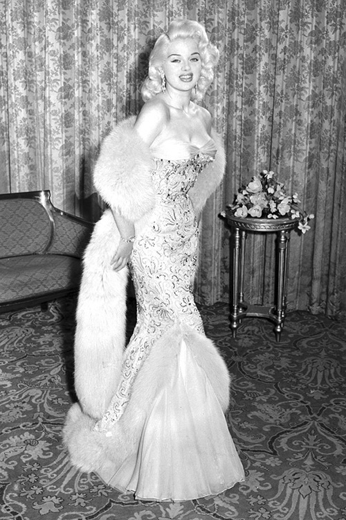 Diana Dors quý phái ở Cannes 1956 . 