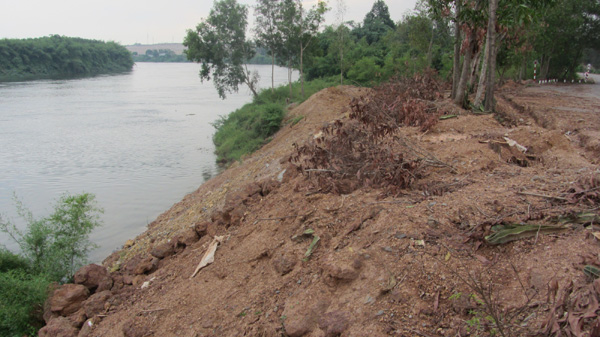 Đất đổ lấn xuống sông được móc lên đổ lên bờ 
