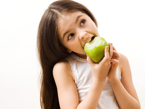 Cho trẻ ăn táo thường xuyên giúp tăng cường hệ miễn dịch 