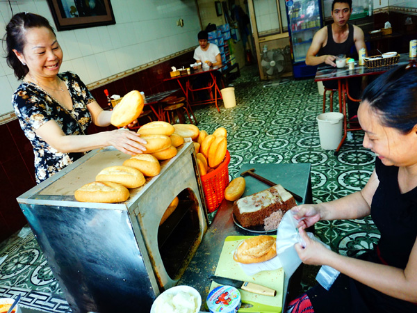 Nhiều người Hà Nội vẫn “chung thủy” với bánh mì truyền thống nhân pate phố Huế 