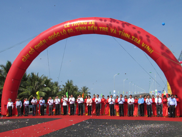 Thủ tướng Nguyễn Tấn Dũng cùng lãnh đạo Bộ GTVT và các tỉnh cắt băng thông xe cầu Cổ Chiên. 
