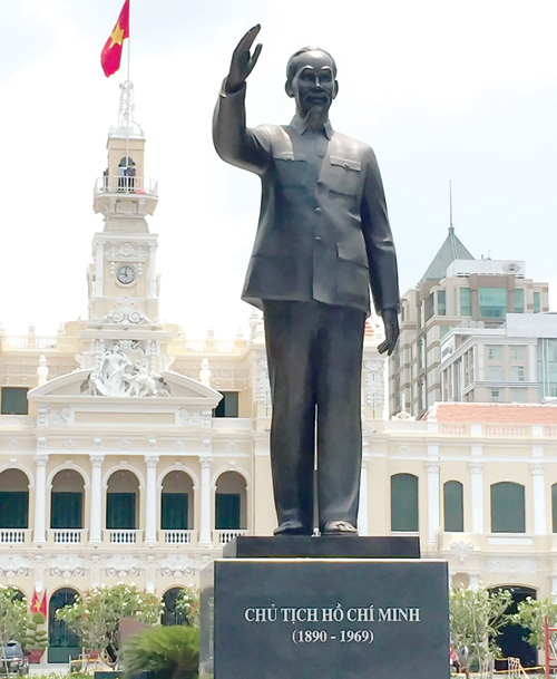 Tượng đài Chủ tịch Hồ Chí Minh trước UBND thành phố (ảnh chụp trưa 16.5)      