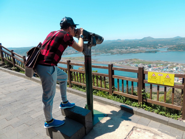 Minh Chính trên đỉnh núi Seongsan nhìn xuống toàn cảnh đảo Jeju