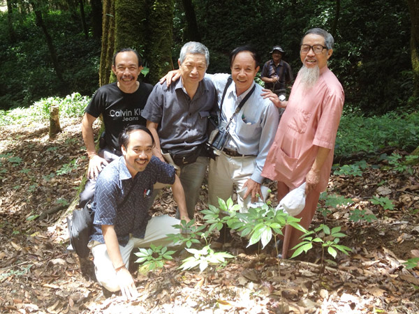 Dược sĩ Đào Kim Long (bên phải) trở lại núi Ngọc Linh sau 40 năm tìm ra “cây thuốc giấu” - sâm Ngọc Linh