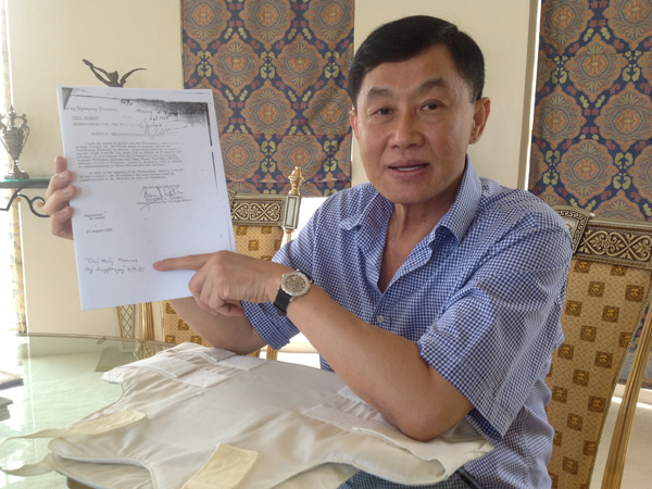 Áo giáp chống đạn và bản photo hồ sơ mở đường bay là kỷ niệm mà Johnathan Hạnh Nguyễn nói “chết phải mang theo” 