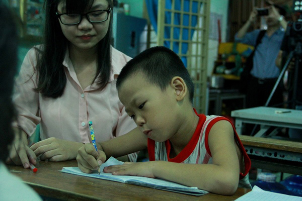 Không chỉ có trẻ em cơ nhỡ, lớp học của thầy Hùng còn kiêm luôn việc “phụ đạo cho các em không có điều kiện đi học thêm 