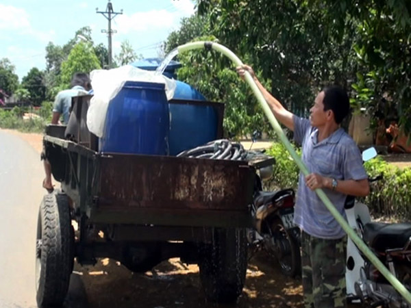 Mùa nắng, dịch vụ bán nước sinh hoạt ở xã miền núi Sơn Định nở rộ với giá đắt đỏ 