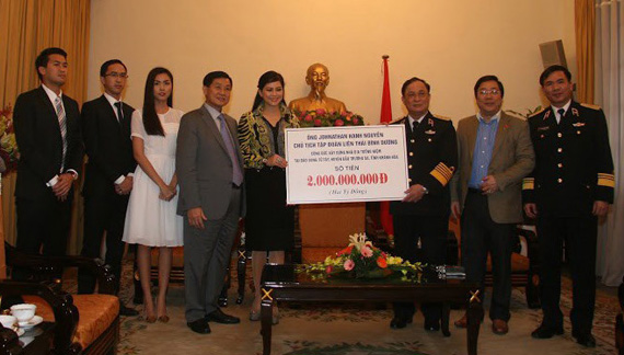 Gia đình Johnathan Hạnh Nguyễn góp tiền xây dựng bia tưởng niệm tại đảo Song Tử Tây, huyện đảo Trường Sa (Khánh Hòa) 