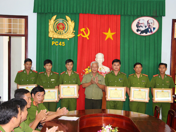 Đại tá Phan Vĩnh Lạc-Phó Giám đốc Công an tỉnh Vĩnh Long trao giấy khen của Giám đốc Công an tỉnh cho các đồng chí tham gia phá án.