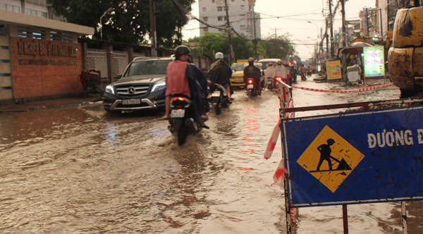 Đường An Dương Vương (quận 6) người dân di chuyển hết sức khó khăn khi nước ngập