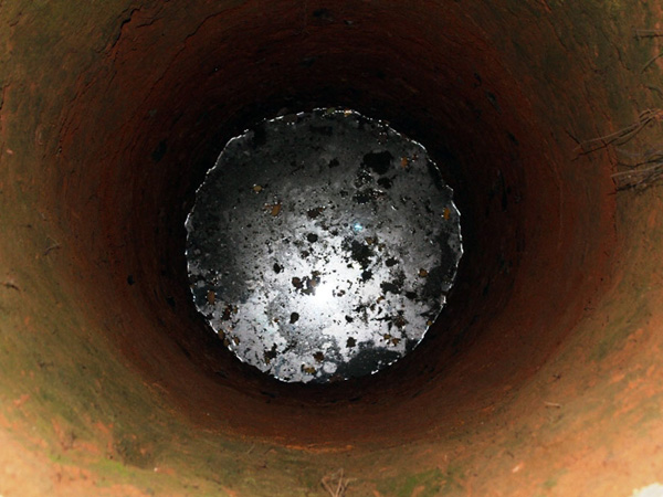 Hầu hết giếng nước trong thôn Yên Ninh đều nổi váng đỏ ngầu và bốc mùi xăng dầu nồng nặc 