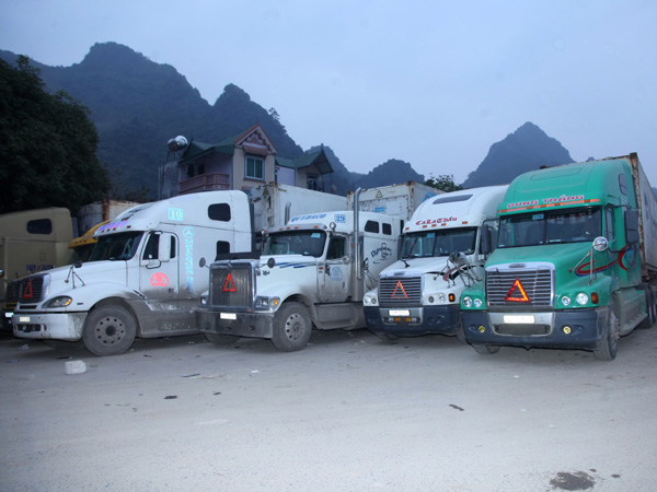 Xe chở hàng hóa chờ xuất khẩu tại Trung Quốc 
