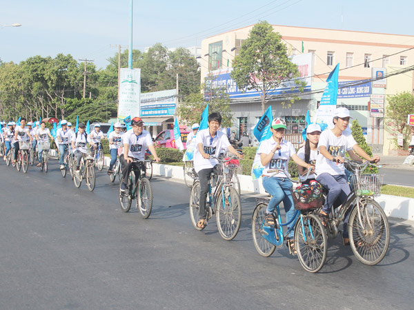  Đạp xe tuyên truyền tiết kiệm điện trong chương trình Giờ trái đất tại Cần Thơ năm 2015 