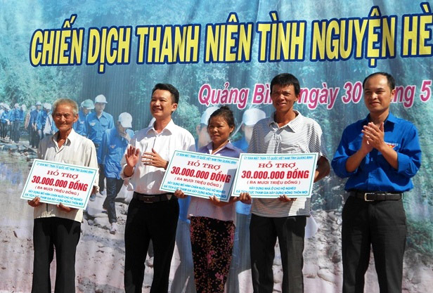 Tỉnh đoàn - Hội LHTN Quảng Bình trao tiền hỗ trợ các gia đình có hoàn cảnh khó khăn 