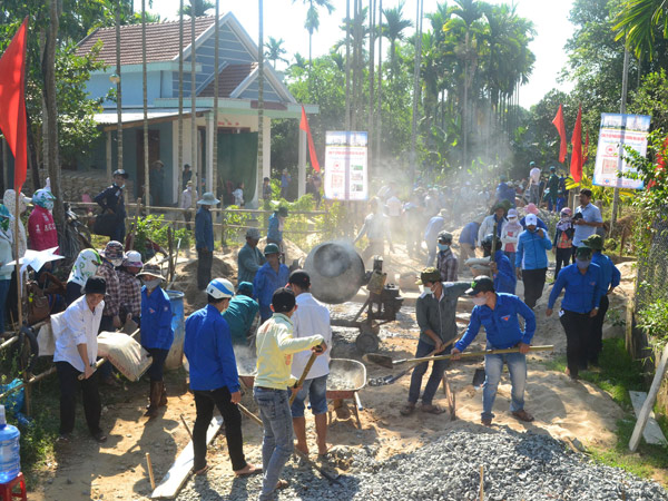 Sau lễ ra quân, hàng trăm đoàn viên thanh niên bắt tay ngay vào phần việc làm đường bê tông nông thôn ở xã Nghĩa Lâm, huyện Tư Nghĩa